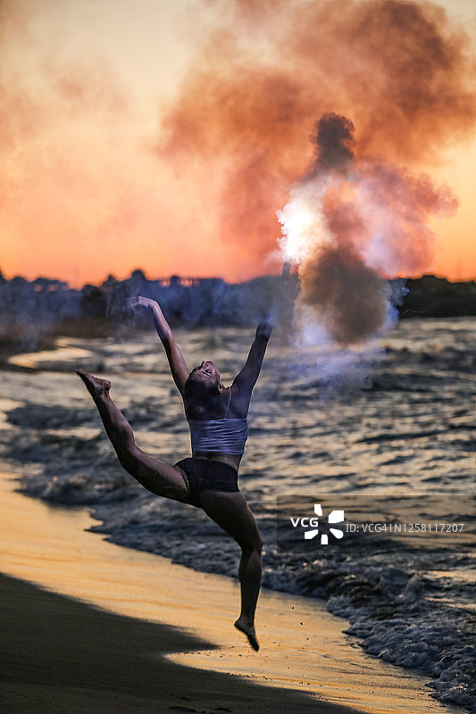 自由女人在海滩上点燃火炬沉思图片素材