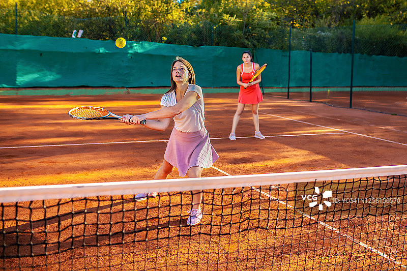 年轻的女性朋友打双打网球图片素材