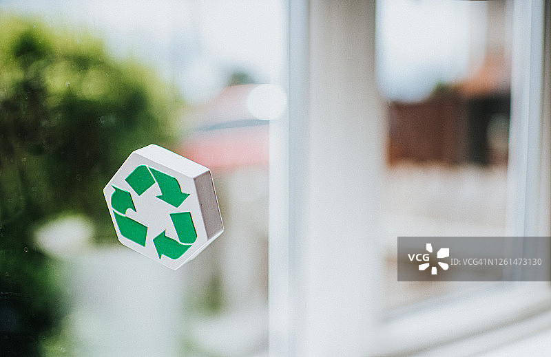 家居环境中的回收标志，在阳光充足的窗户前图片素材