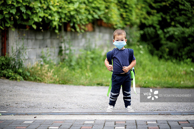 在冠状病毒和流感爆发期间，儿童应佩戴口罩。图片素材