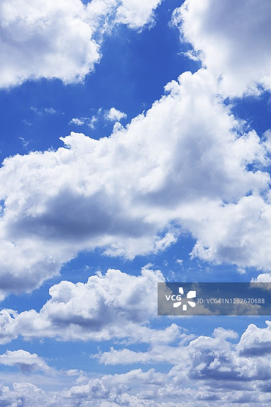 低角度的云在蓝天图片素材