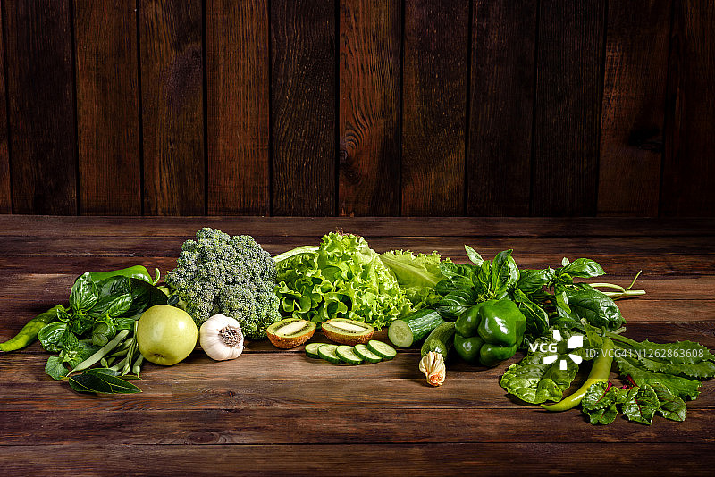 由鲜亮多汁的绿色蔬菜、香料和香草组成图片素材