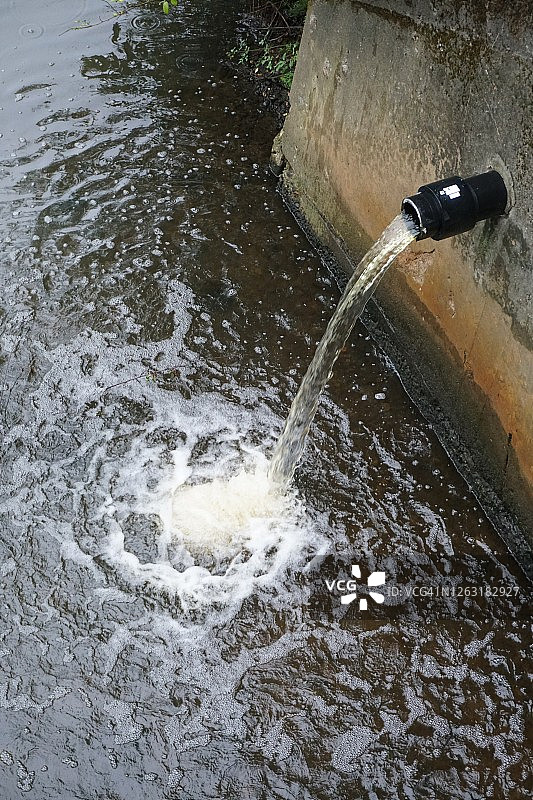 将污水排入小溪的排水管图片素材