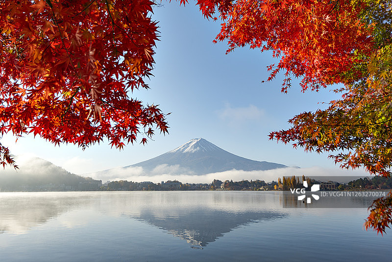 日本川口湖秋日富士山晨雾倒影图片素材