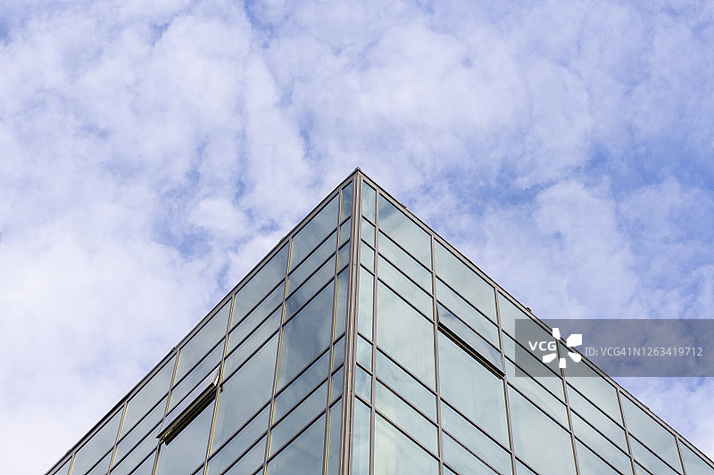 现代化的办公大楼和天空与云彩图片素材