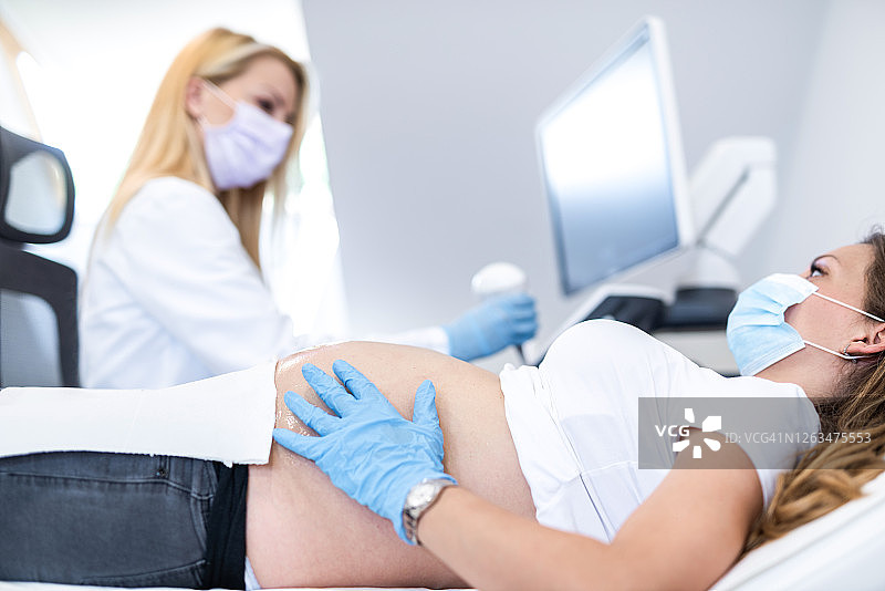 孕妇在做超声波检查。图片素材