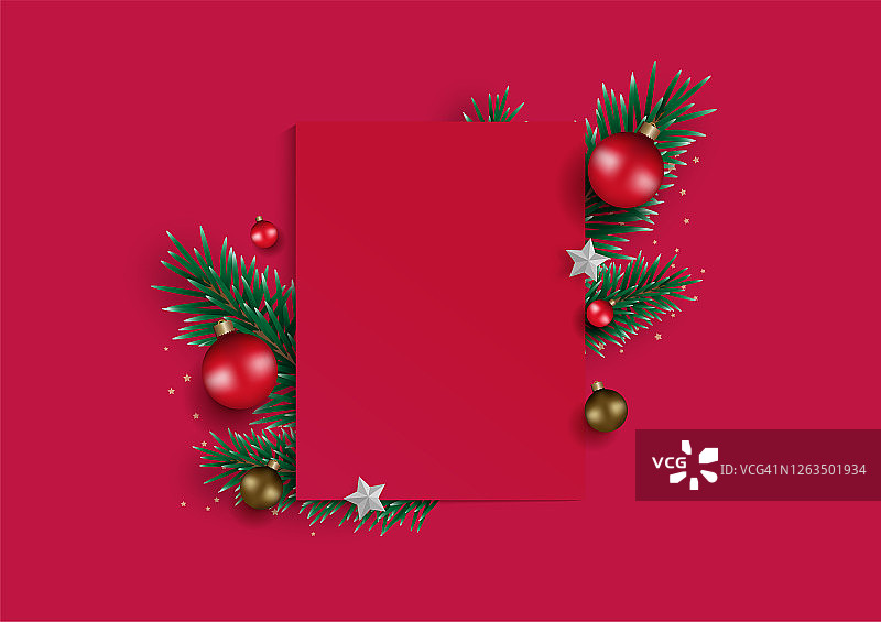 圣诞组成。空白纸装饰的松树枝，圣诞球，和星星孤立在红色的背景。前视图。平的。最小的风格。矢量插图。图片素材