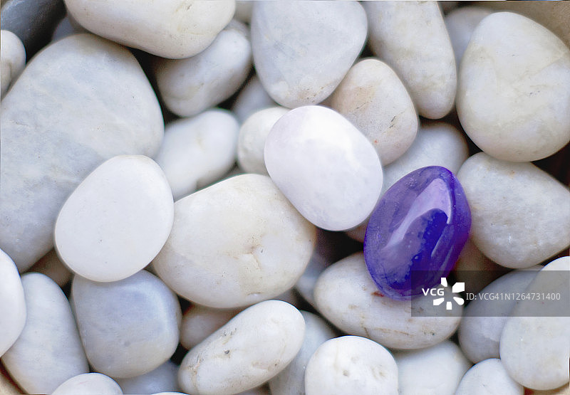 近距离的圆形白色和紫色石英岩石图片素材