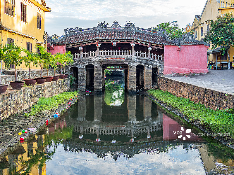 宝塔桥倒影，会安古镇，越南图片素材