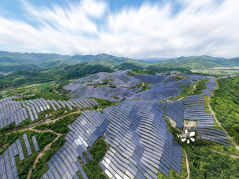 鸟瞰山顶壮丽的太阳能发电站图片素材