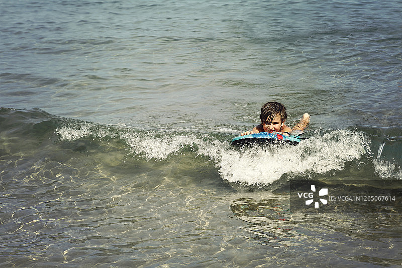 男孩在海里冲浪图片素材