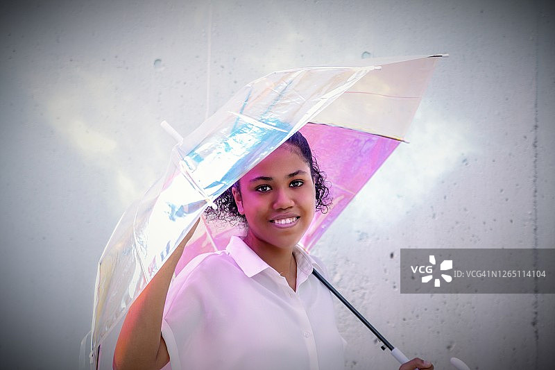 年轻的女孩拿着极光彩色伞图片素材