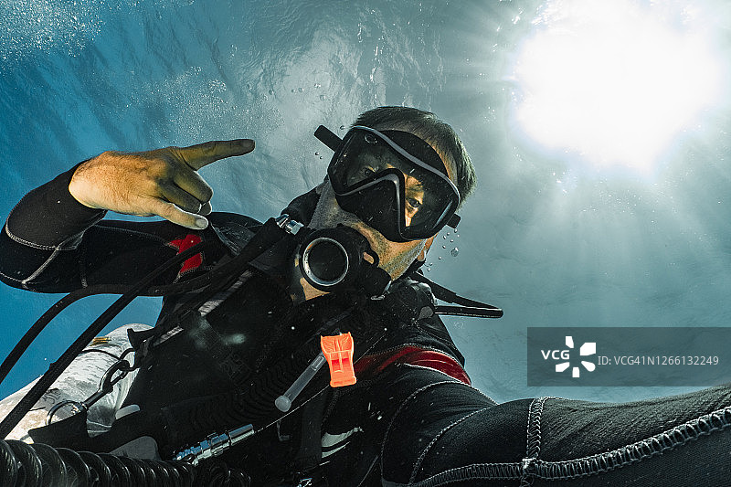 潜水员在大堡礁自拍图片素材