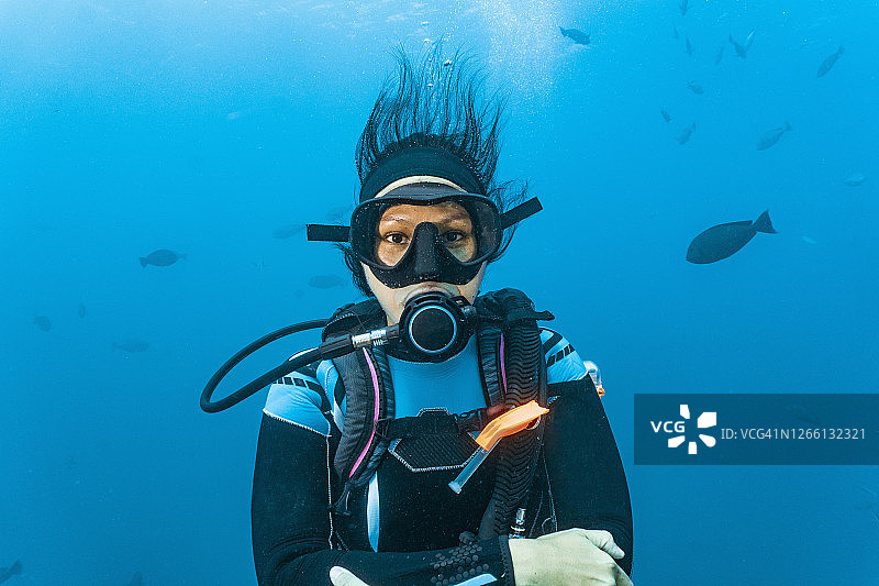 一名潜水员在大堡礁观看摄像机图片素材