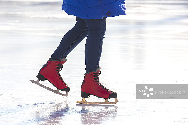 女孩在溜冰场滑冰。爱好和休闲。冬季运动图片素材