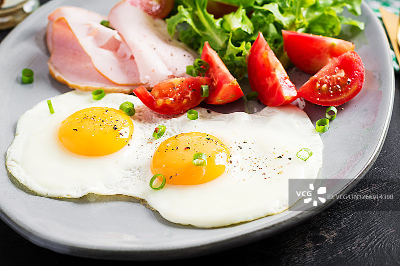 生酮/史前饮食。煎蛋，火腿和新鲜沙拉。酮的早餐。早午餐。图片素材