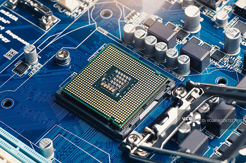 技术人员将CPU芯片放置在主板的插座上图片素材