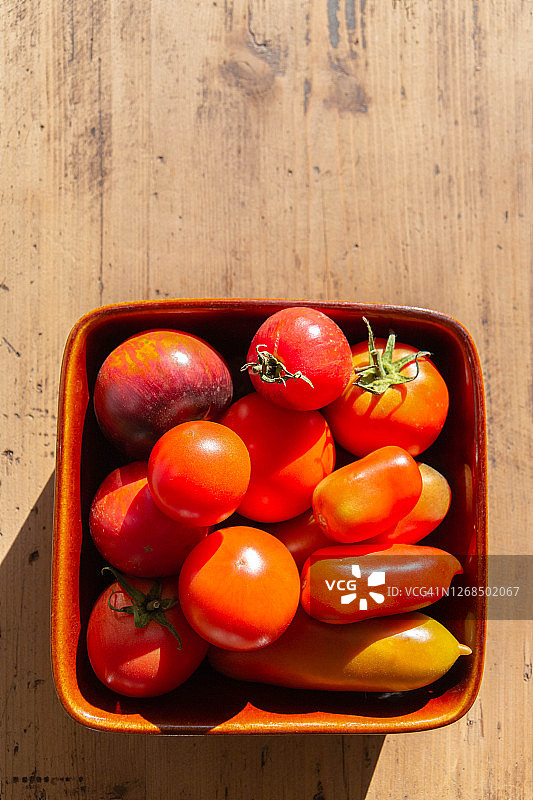 各种西红柿在碗上的桌面视图图片素材