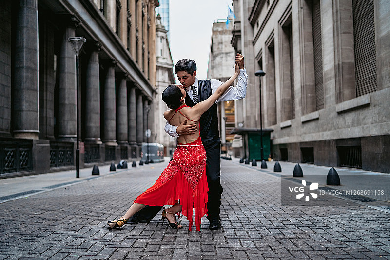 在城市街道上跳探戈的拉丁夫妇图片素材