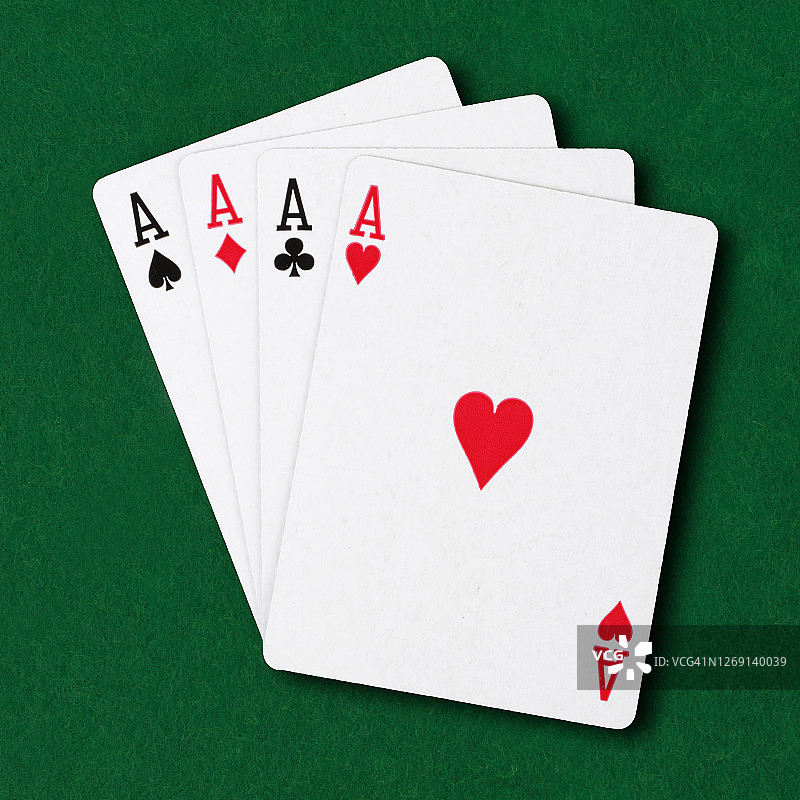 四张王牌上的绿牌桌上扑克赢手经营理念图片素材