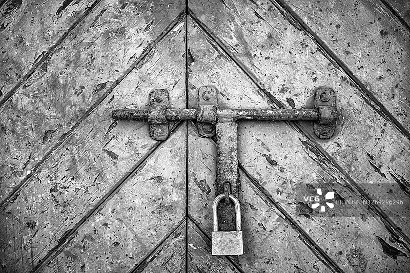旧的带挂锁的封闭木门图片素材