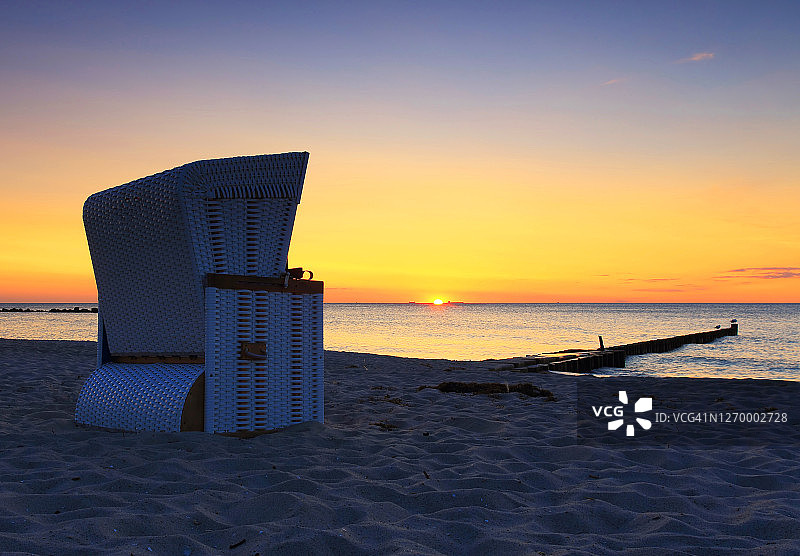 日落时的沙滩椅图片素材