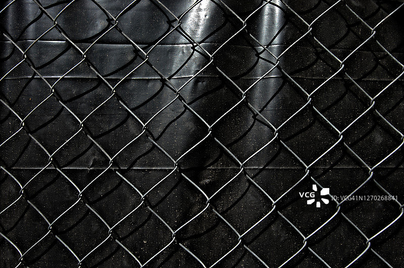 铁链围栏背面和肮脏的黑色塑料皱褶图片素材