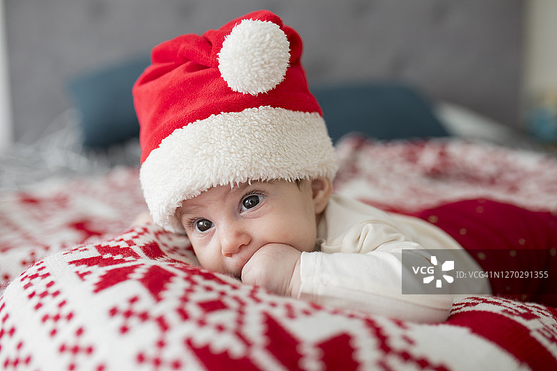 新生儿戴圣诞帽的肖像图片素材