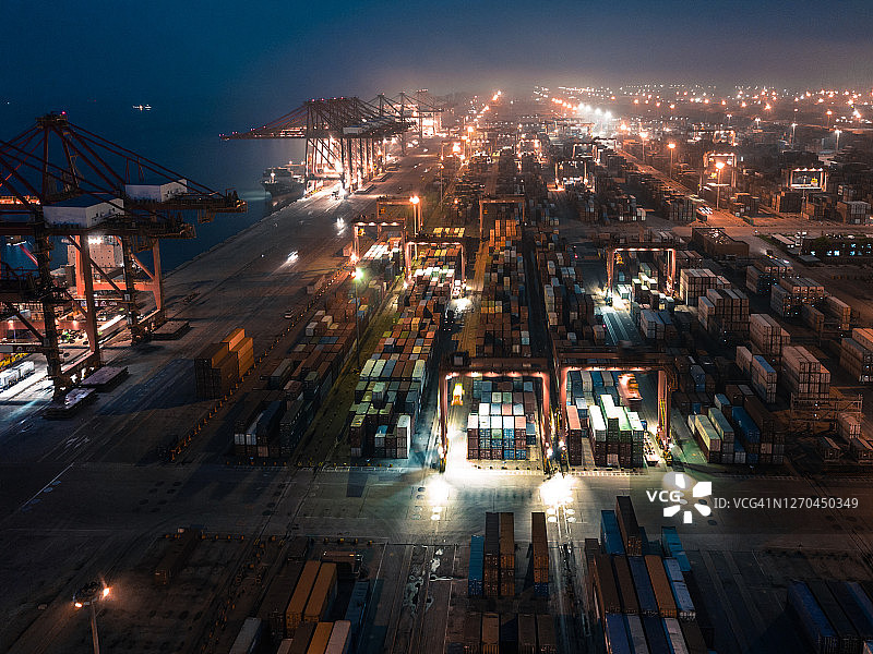 工业港口与集装箱船夜间鸟瞰图图片素材