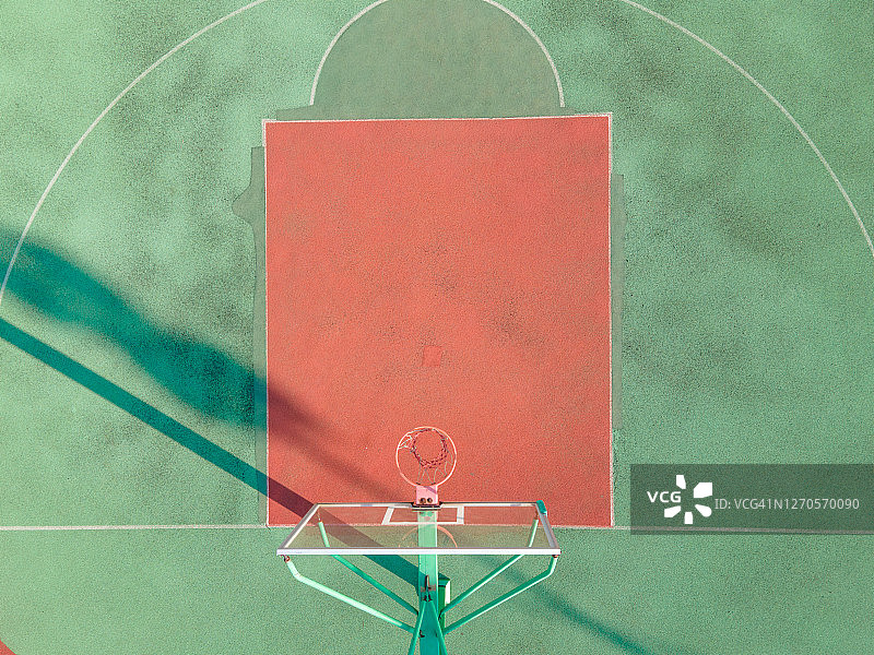 无人机鸟瞰篮球场的半场篮筐图片素材
