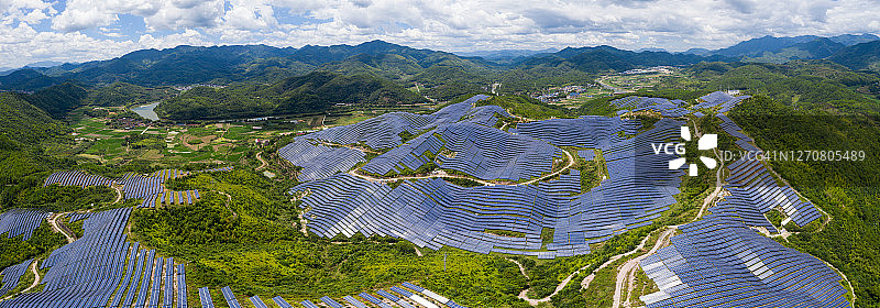 山顶上的太阳能发电站图片素材