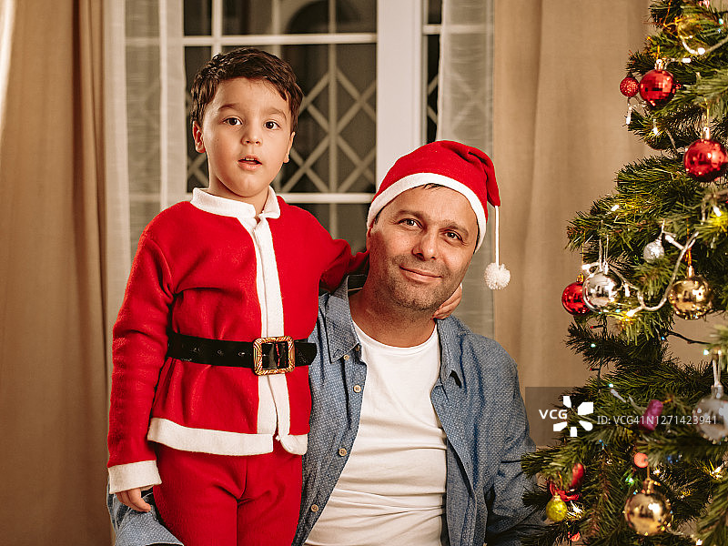 父亲和儿子装饰圣诞树图片素材