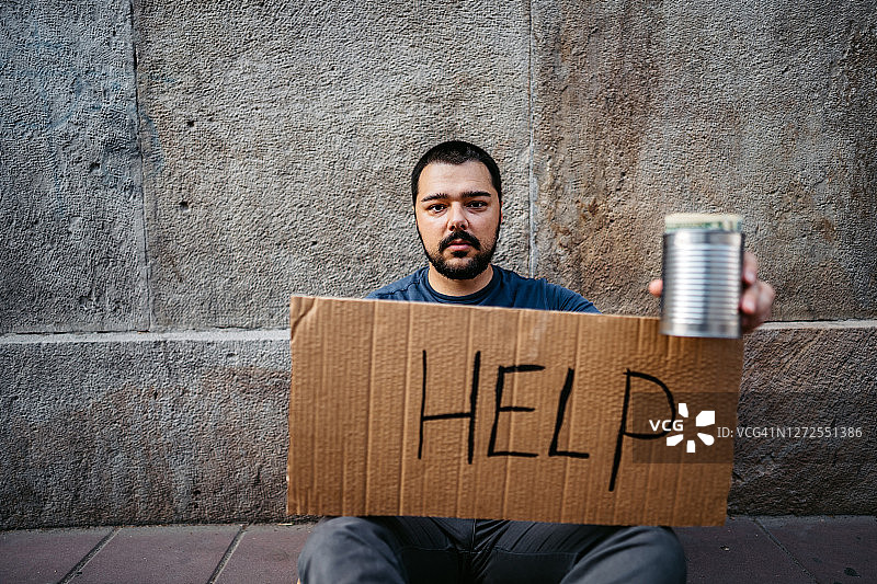 无家可归的人坐着乞求帮助图片素材