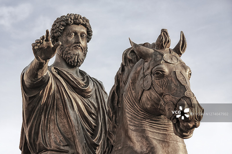 骑马的马可·奥勒留铜像图片素材