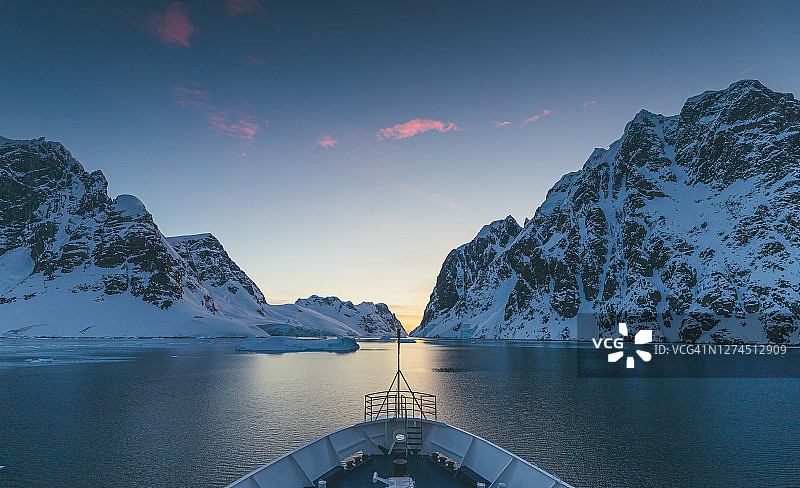 南极半岛上的日落游轮图片素材
