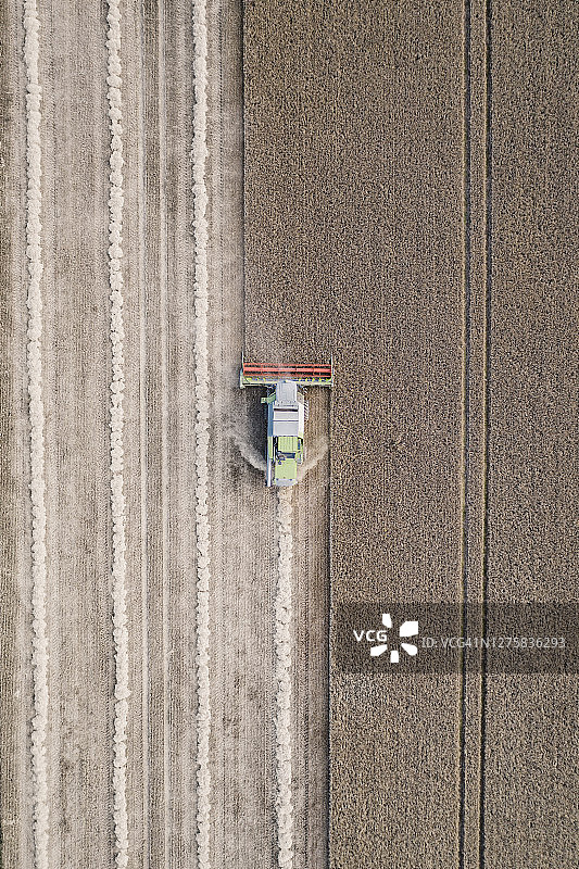 从空中俯瞰联合收割机在农业领域工作，英国，英国图片素材