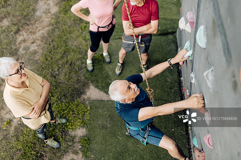 老人正在和他的朋友们一起玩攀岩运动图片素材