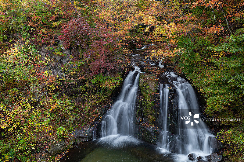 秋叶瀑布图片素材