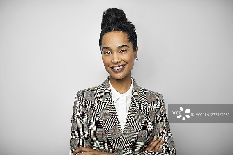 双臂交叉的年轻非洲裔美国女企业家图片素材