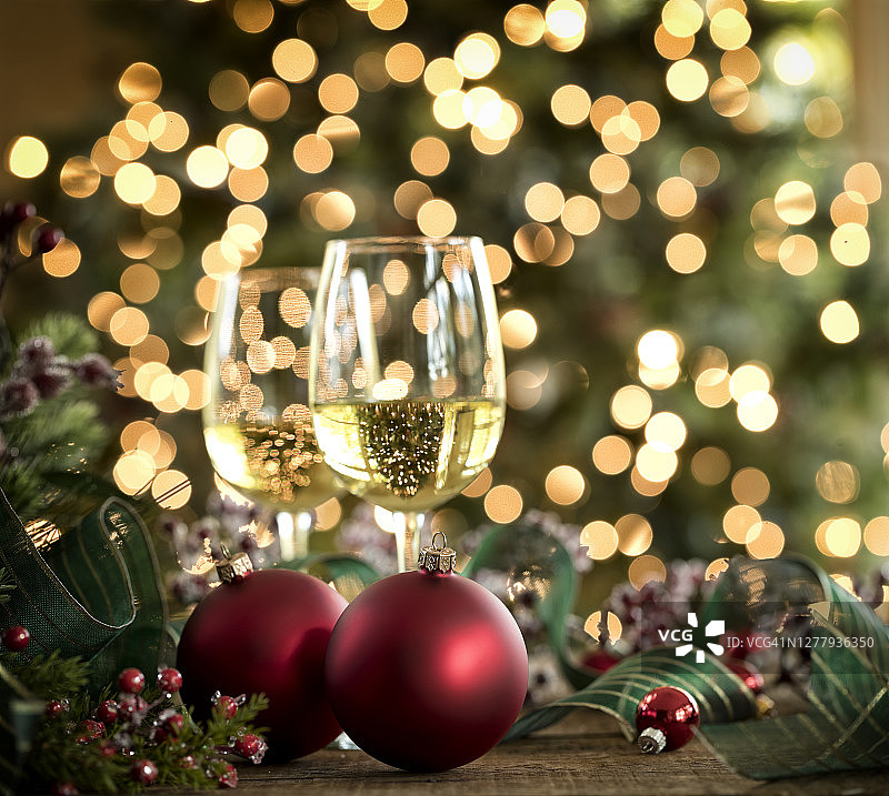 圣诞树前的圣诞白葡萄酒图片素材