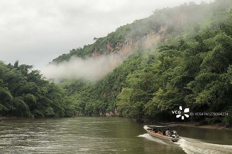 河花(Khwai)风景-长尾船在河和雾漂浮在热带雨林沿岸。图片素材