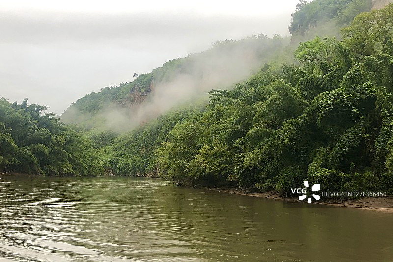 花瓦河(花瓦)风景-雾漂浮在热带雨林沿河岸。图片素材