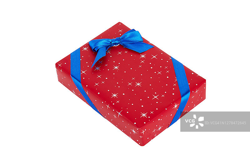 礼盒包装在红色圣诞纸与蓝色丝带蝴蝶结，孤立在白色图片素材