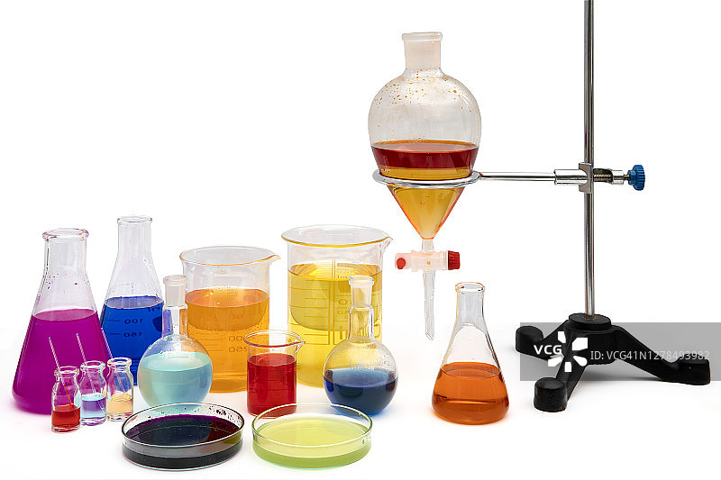 化学实验室的玻璃器皿，上面有各种颜色的液体。实验室研究-化学背景的科学玻璃器皿图片素材