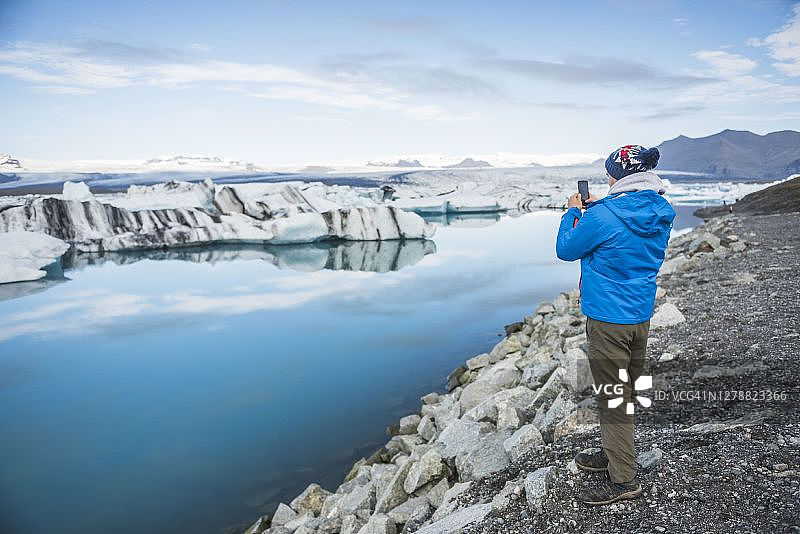 游客在Jokulsarlon冰川泻湖，这是欧洲冰岛东南部一个充满冰山的冰川湖图片素材