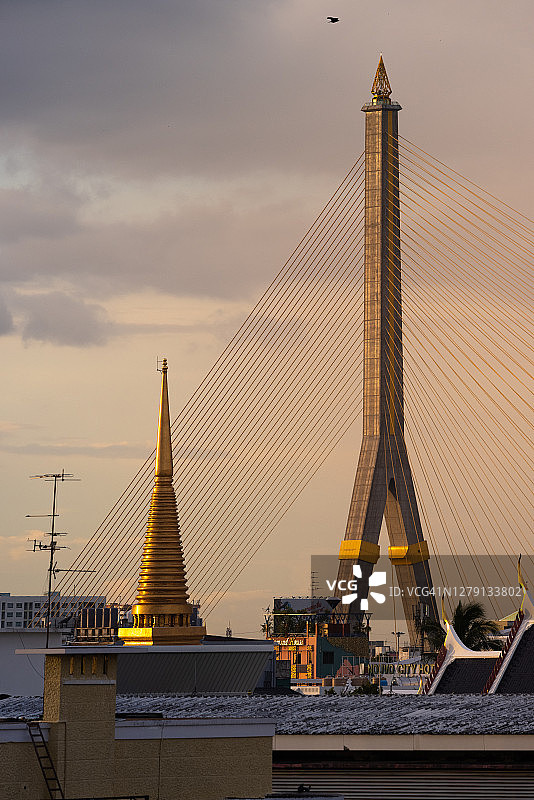 泰国曼谷，拉玛八世大桥美丽的拉伸结构图片素材