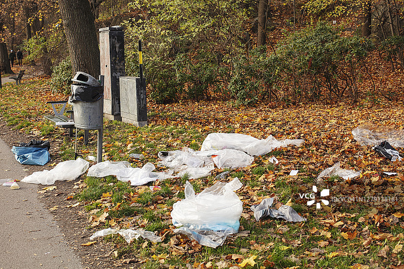 高角度的塑料垃圾在秋季在公园里乱扔图片素材