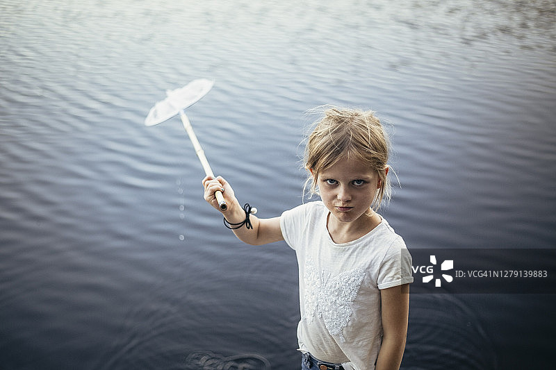 女孩的肖像与渔网对湖图片素材