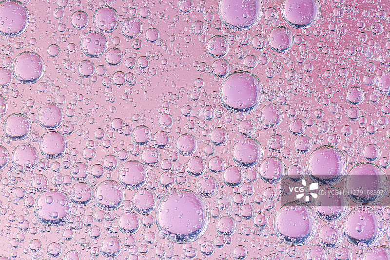 特写气泡油在水粉红色的背景，微距图像，甜的颜色，抽象，明亮的壁纸，液滴背景图片素材