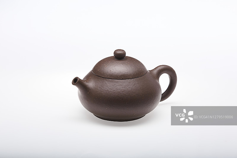 中国深褐色茶壶孤立在白色背景上;影棚拍摄。图片素材